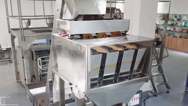 Vertical Form-Fill-Seal Machine with Four Heads Linear Weighers